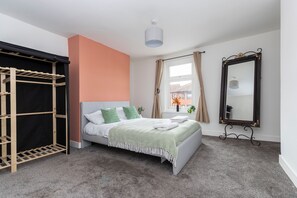 2 bedrooms, iron/ironing board, WiFi, bed sheets - The Cozy Terrace. 
Two bedroom, terraced house in the centre of Guisborough. (Guisborough)