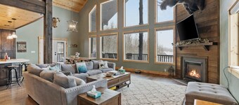 Alaskan Moose Lodge | Yellowstone + Hot Tub, Fire Pit & AC