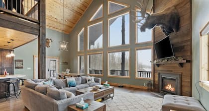 Alaskan Moose Lodge | Yellowstone + Hot Tub, Fire Pit & AC