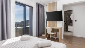 4 bedrooms, iron/ironing board, free WiFi, bed sheets