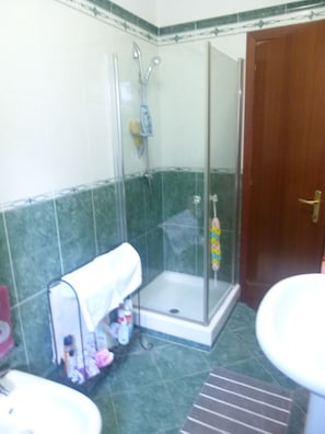 Dusche, Haartrockner, Bidet, Handtücher