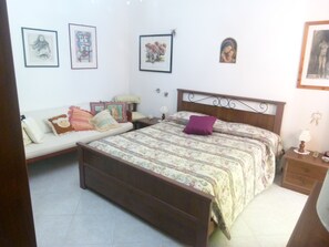 2 habitaciones, escritorio, tabla de planchar con plancha y wifi 