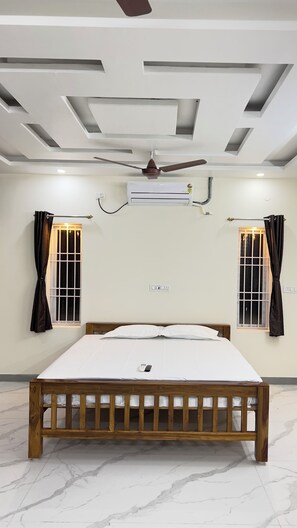 5 bedrooms, iron/ironing board, WiFi, bed sheets - Renu Home Stay (Tiruvannamalai)