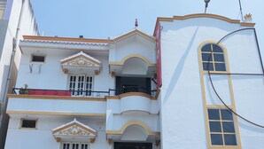 Um edifício com várias andares, varandas e detalhes arquitetônicos decorativos.