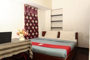 Superior Room | Egyptian cotton sheets, premium bedding, memory foam beds, desk - Gala Vista (Salem)