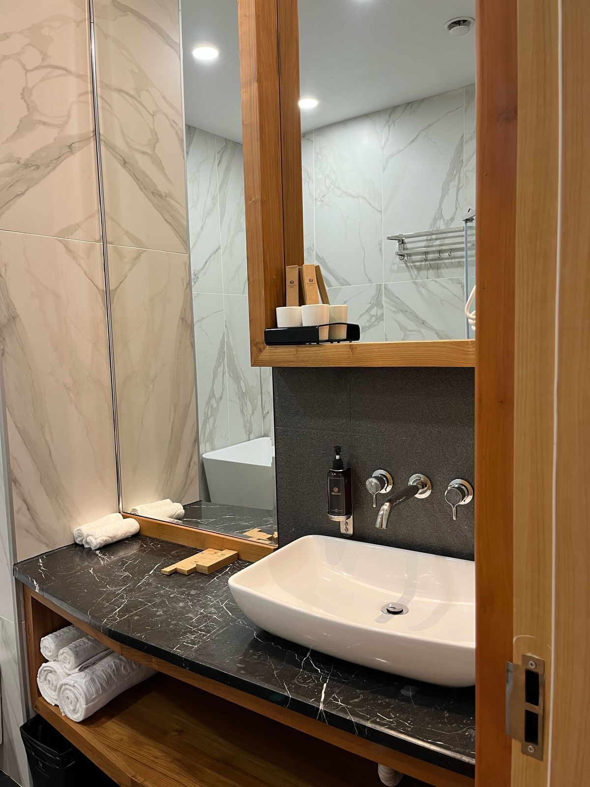 Luxury Suite, Balcony, City View | Bathroom
