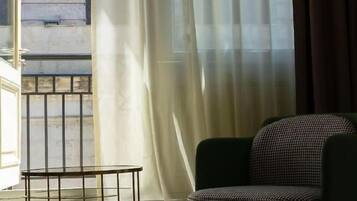 Suite Luxury, balcone, vista città | Minibar, insonorizzazione, ferro/asse da stiro