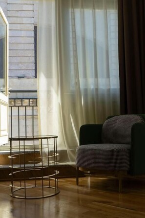 Suíte superluxo, sacada, vista para a cidade | Frigobar, quartos à prova de som, ferros/tábuas de passar roupa