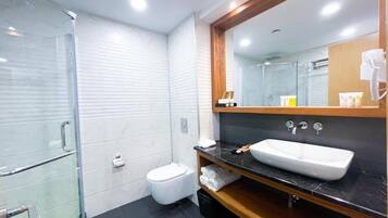 Suite Junior, balkon, pemandangan kota | Kamar mandi | Perlengkapan mandi gratis, jubah mandi, sandal, dan handuk