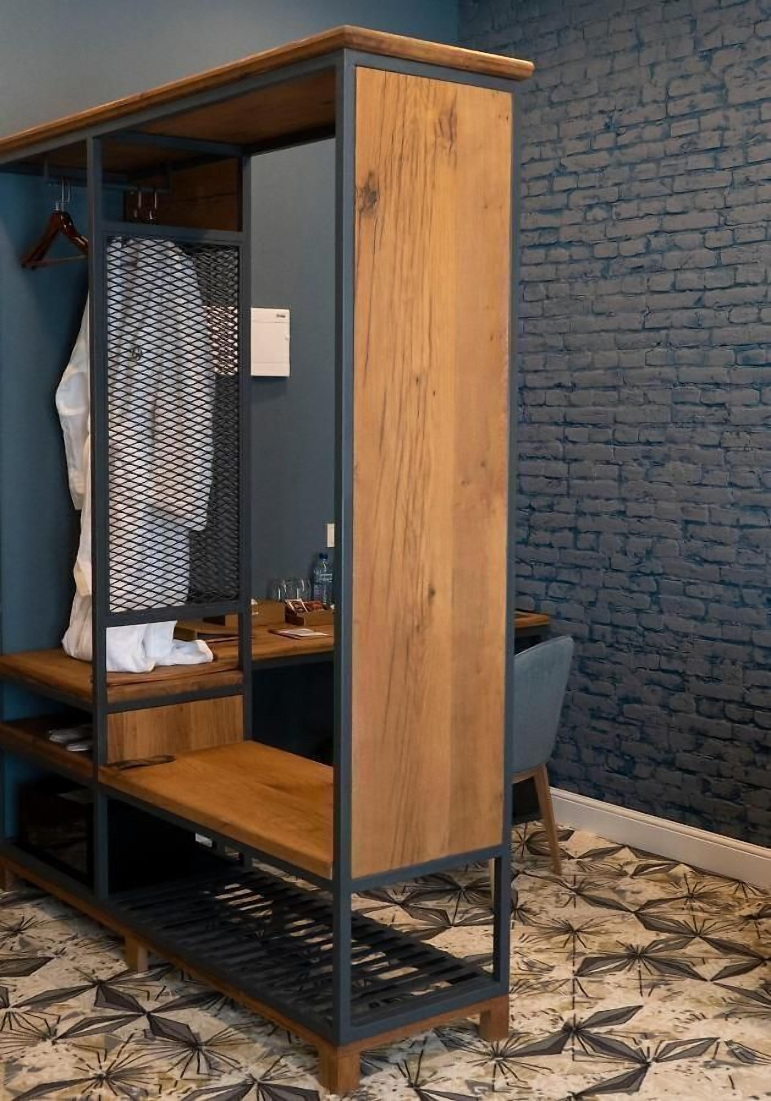 Una habitación con un armario de madera, un biombo y un suelo estampado.
