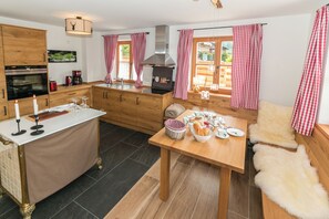 Réfrigérateur, four, plaque de cuisson, cafetière/bouilloire