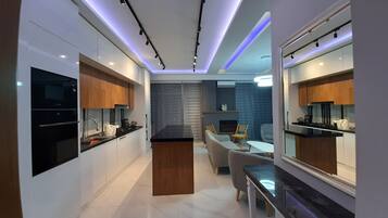 Een koelkast/vriezer, een magnetron, een oven, een kookplaat