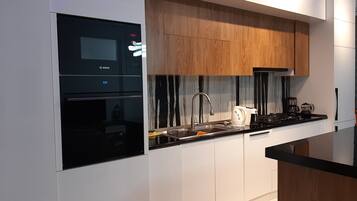 Een koelkast/vriezer, een magnetron, een oven, een kookplaat