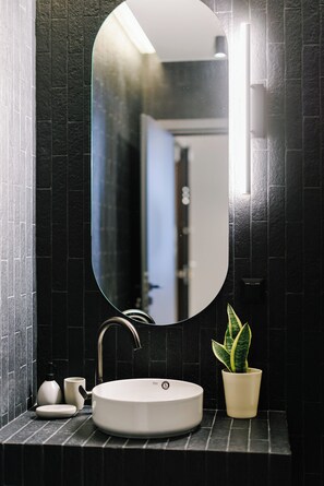 Een douche, een haardroger, handdoeken, zeep