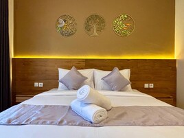 Ropa de cama de alta calidad y caja de seguridad en la habitación