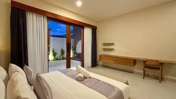 Ropa de cama de alta calidad y caja de seguridad en la habitación