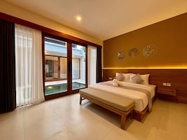 Two-Bedroom Villa with Private Pool | Seprai premium, brankas, meja kerja, dan ruang kerja ramah laptop