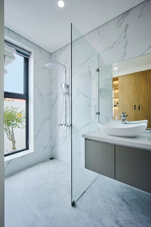 Shower, hair dryer, bidet, towels - Riverside Retreat: Infinity Pool & Sauna Luxury at Private Villa (Thành phố Hội An)