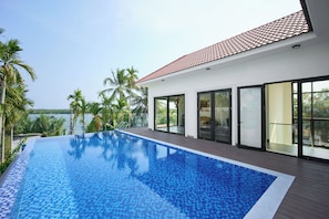 Outdoor pool - Riverside Retreat: Infinity Pool & Sauna Luxury at Private Villa (Thành phố Hội An)