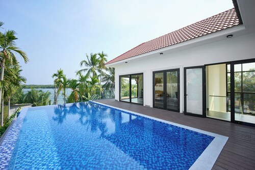 Riverside Retreat: Infinity Pool & Sauna Luxury at Private Villa