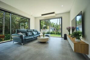 Smart TV, stereo, computer monitors - Riverside Retreat: Infinity Pool & Sauna Luxury at Private Villa (Thành phố Hội An)