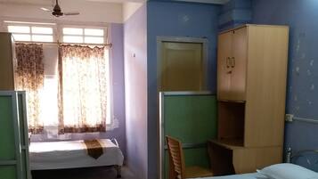 Phòng dành cho gia đình, quang cảnh đồi núi | Bàn, khu vực làm việc phù hợp cho laptop