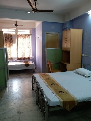 Familiekamer, uitzicht op heuvels | Een bureau, een laptopwerkplek