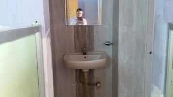 Douche, serviettes fournies, savon