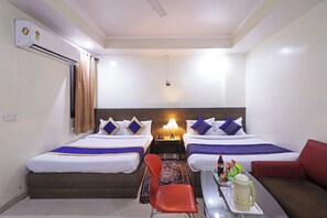 Superior Room | Egyptian cotton sheets, premium bedding, down duvets, memory-foam beds - Hotel Rossette (New Delhi)