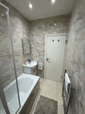 Apartment | Bathroom | Deep-soaking bathtub, hair dryer, towels