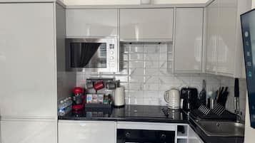 Apartment | Private kitchen | Fridge, microwave, oven, stovetop