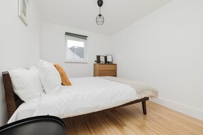 ดีลักซ์อพาร์ทเมนท์, วิวเมือง | 1 ห้องนอน, เตารีด/โต๊ะรีดผ้า, Wi-Fi ฟรี, ผ้าปูที่นอน