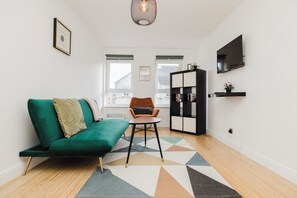 Deluxe Apartment, City View | Living area