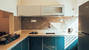 华丽套房, 阳台 | 私人厨房 | 微波炉、电热水壶、厨具/餐具