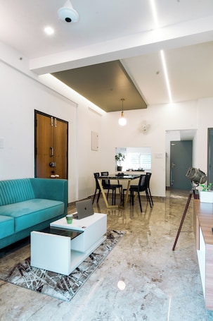 Suíte família, sacada | Sala de estar | TV de tela plana. Avalon Homes