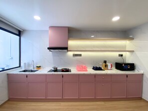 Kühlschrank, Mikrowelle, Herdplatte, Wasserkocher