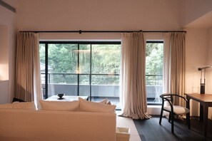 Luxury Double Room, Balcony, Mountain View | Premium bedding, down comforters, free minibar, individually decorated - Resun Hotel (Wuxi)