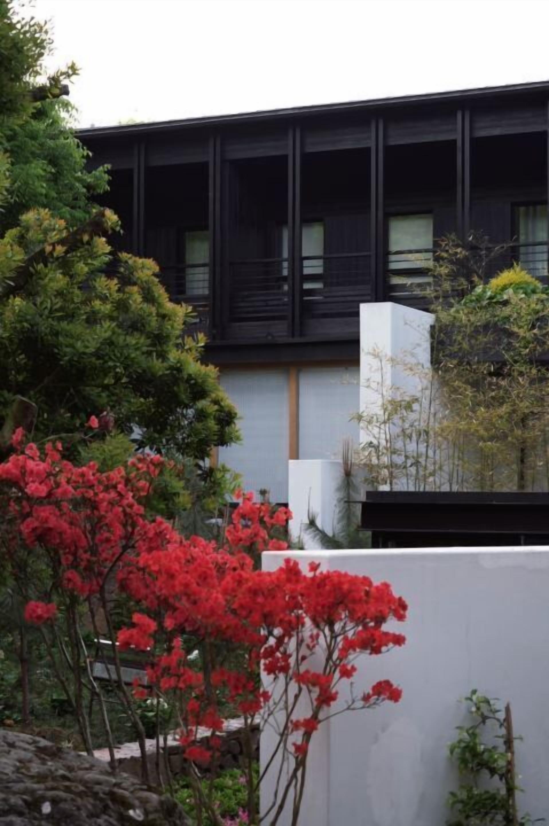 A modern building with a balcony and a white wall.