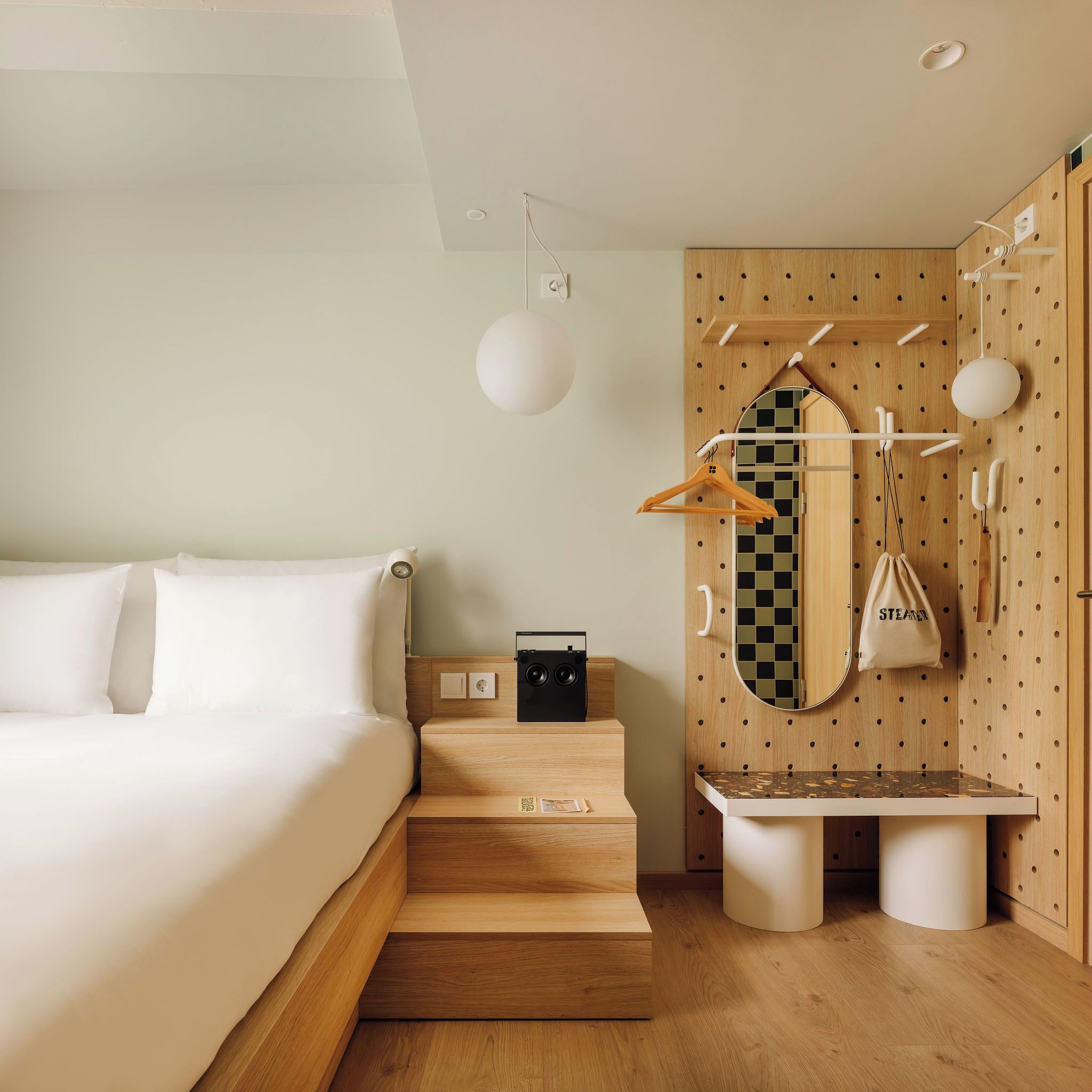 Quarto (Hobo Snug Courtyard) | Roupas de cama antialérgicas, espaço de trabalho para notebook