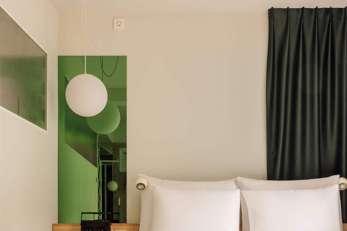 Hobo Room City | Hypo-allergenic bedding, minibar, laptop workspace, blackout curtains