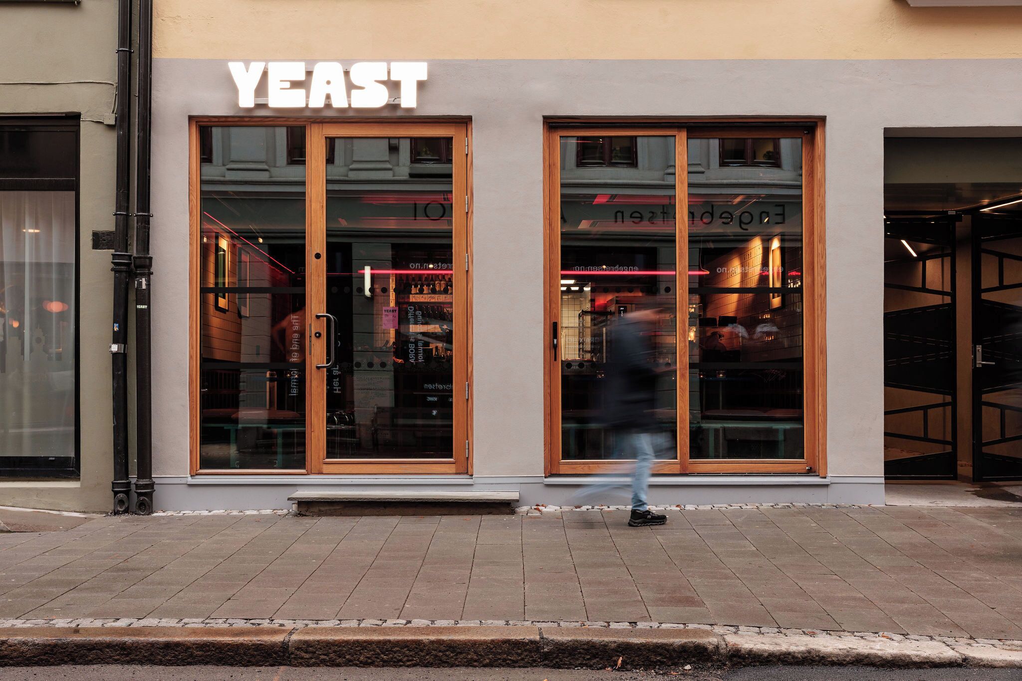 Une devanture de magasin avec le nom « YEAST » bien visible.