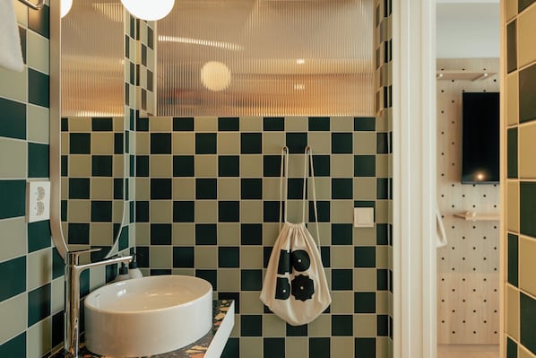 Douche, douche à « effet pluie », articles de toilette gratuits