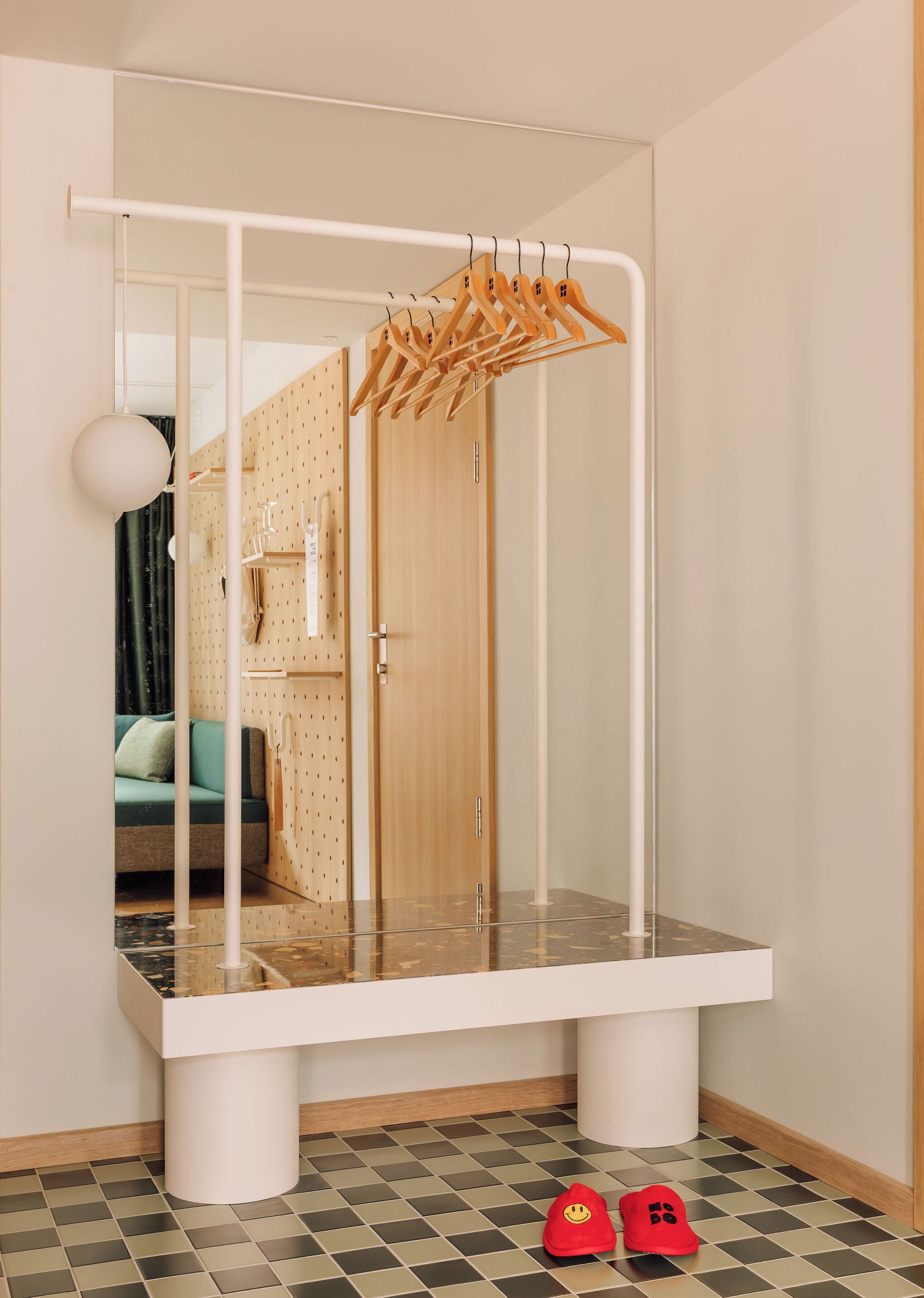 Un baño moderno con cabina de ducha de vidrio, lavamanos blanco y tocador de madera.