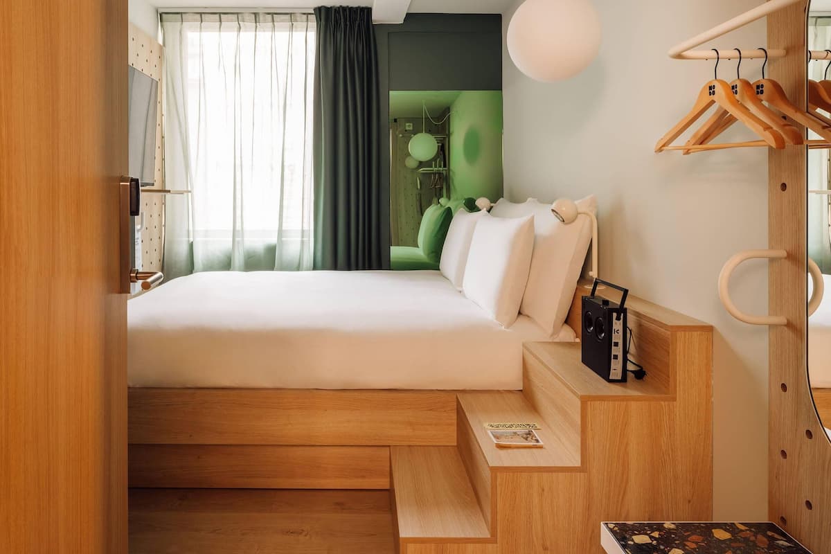 Hypo-allergenic bedding, minibar, laptop workspace, blackout curtains