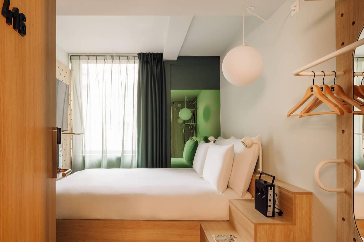 Hobo Snug Courtyard | Hypo-allergenic bedding, minibar, laptop workspace, blackout curtains