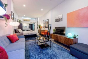 Smart TV, books, video library, computer monitors - Charming Open-Plan Studio in the Heart of Surry Hills (Surry Hills)
