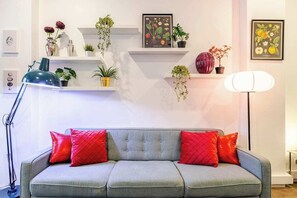 Smart TV, books, video library, computer monitors - Charming Open-Plan Studio in the Heart of Surry Hills (Surry Hills)