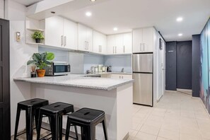 Fridge, microwave, oven, stovetop - Charming Open-Plan Studio in the Heart of Surry Hills (Surry Hills)