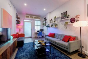 Smart TV, books, video library, computer monitors - Charming Open-Plan Studio in the Heart of Surry Hills (Surry Hills)