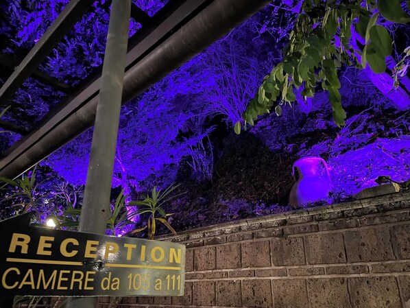 A reception sign with a brick wall and plants in the background. - La Contessa B&B (Mercogliano)